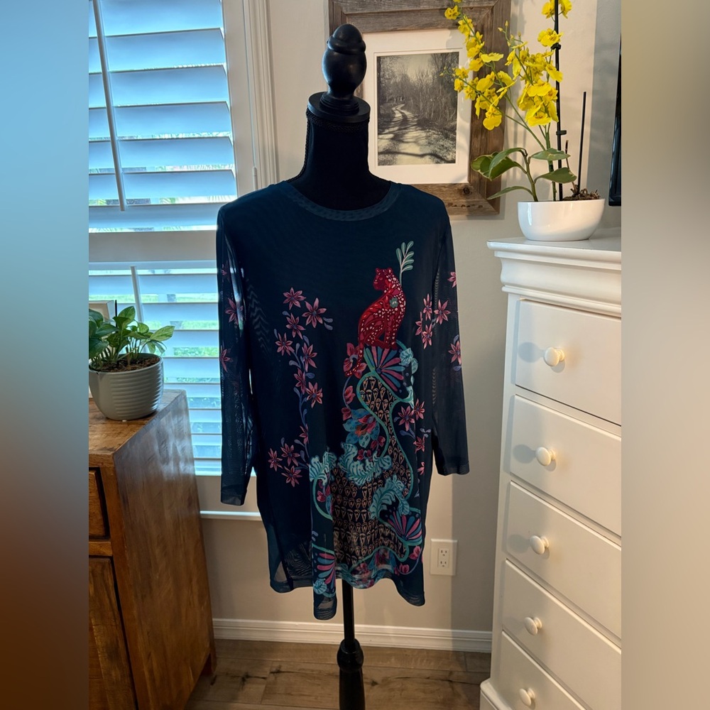 Johnny Was NWT
NATALIE 3/4 MESH TEE LEILANA - Navy, 1X